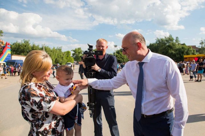 În satul Voinova din Străşeni a fost inaugurat iluminatul stradal şi renovate Casa de Cultură şi Centrul Medical