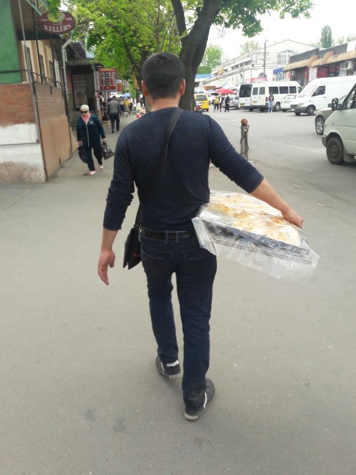 Nu ştii CE mănânci. Trei cetăţeni ai Uzbekistanului făceau PATEURI în condiţii ANTISANITARE într-o piaţă din Capitală (FOTO)