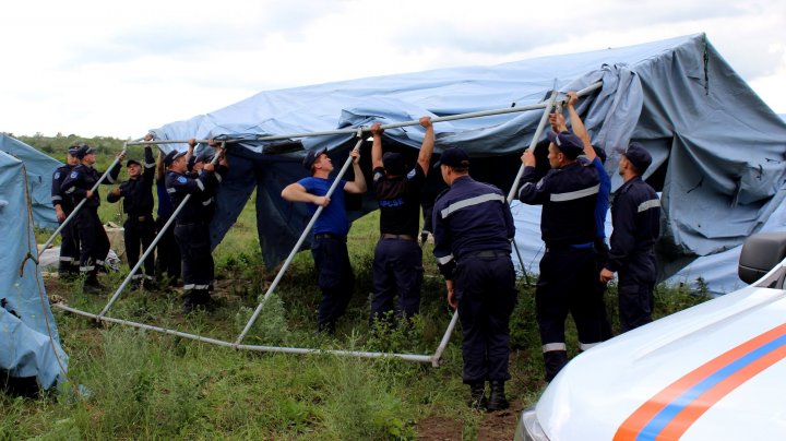 Loclanicii din Ştefan Vodă, îngrijoraţi să nu fie inundaţi. Au început lucrările de consolidare a digurilor de protecţie