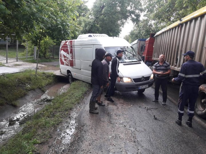 A PLOUAT TORENŢIAL la Cahul. Un TIR şi un microbuz, luate de şuvoaiele de apă (VIDEO/FOTO)