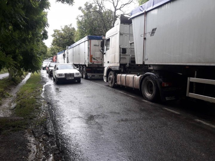 A PLOUAT TORENŢIAL la Cahul. Un TIR şi un microbuz, luate de şuvoaiele de apă (VIDEO/FOTO)