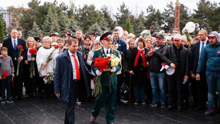 În marș, cu fanfara şi cântece ostăşeşti. Cum a sărbătorit Partidul ȘOR ziua de 9 mai (FOTO)