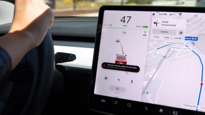 Tesla introduce noi funcţii de securitate ca dotare standard pentru vehicule electrice