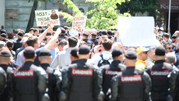 Sute de oameni au protestat şi au cerut socoteală Blocului ACUM pentru criza politică din ţară. Năstase I-A JIGNIT pe cei ieşiţi în stradă