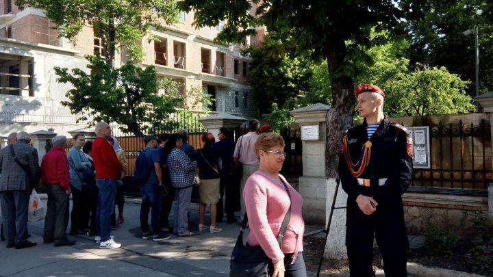 Românii din Republica Moldova au făcut cozi de dimineață la secțiile de vot (FOTO/VIDEO)