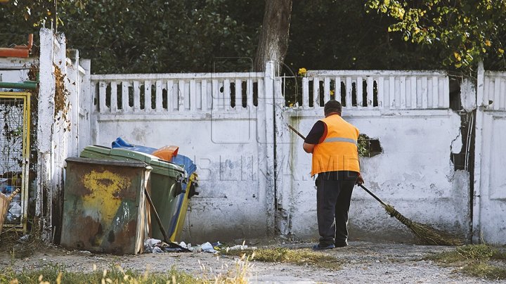 Locatarii a trei blocuri din Capitală, nevoiţi să ducă gunoiul la vecini: "Deja ne-am obişnuit"