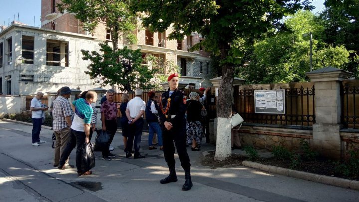 Românii din Republica Moldova au făcut cozi de dimineață la secțiile de vot (FOTO/VIDEO)