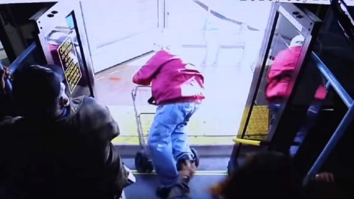 Moment teribil: Un bătrân, împins cu putere de o femeie din autobuz (VIDEO)