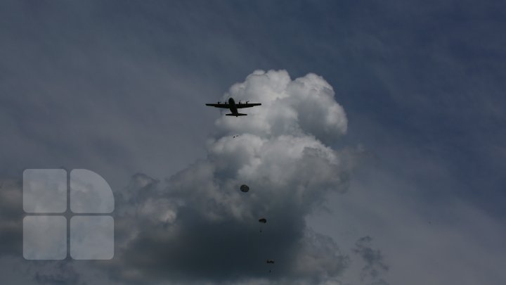 Mai mulţi oameni au sărit cu PARAŞUTA în memoria generalului Grigore Baştan (FOTOREPORT)