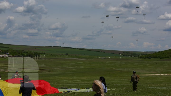 Mai mulţi oameni au sărit cu PARAŞUTA în memoria generalului Grigore Baştan (FOTOREPORT)