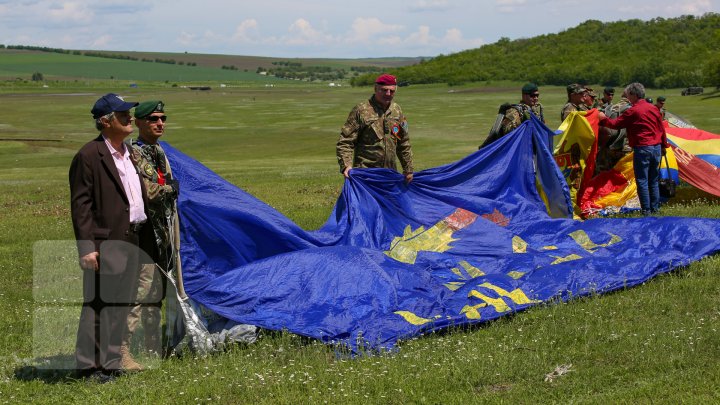 Mai mulţi oameni au sărit cu PARAŞUTA în memoria generalului Grigore Baştan (FOTOREPORT)