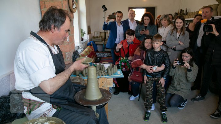 (FOTO) Ziua ușilor deschise la casa olarului Zaharia Triboi. Meşterul popular vrea să-şi transforme gospodăria în pensiune turistică