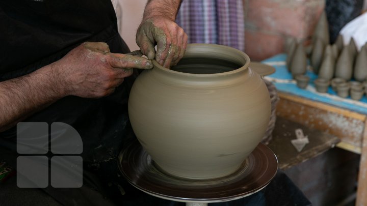 (FOTO) Ziua ușilor deschise la casa olarului Zaharia Triboi. Meşterul popular vrea să-şi transforme gospodăria în pensiune turistică