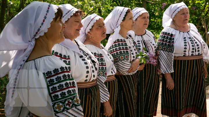 (FOTO) Ziua ușilor deschise la casa olarului Zaharia Triboi. Meşterul popular vrea să-şi transforme gospodăria în pensiune turistică