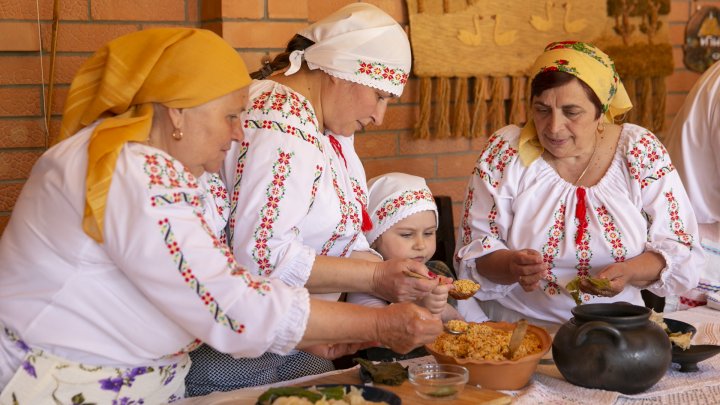 Şi-au propus să aline dorul moldovenilor plecaţi peste hotare. La Ciuciuleni s-au pregătit sarmale în cadrul unui eveniment inedit (FOTO)