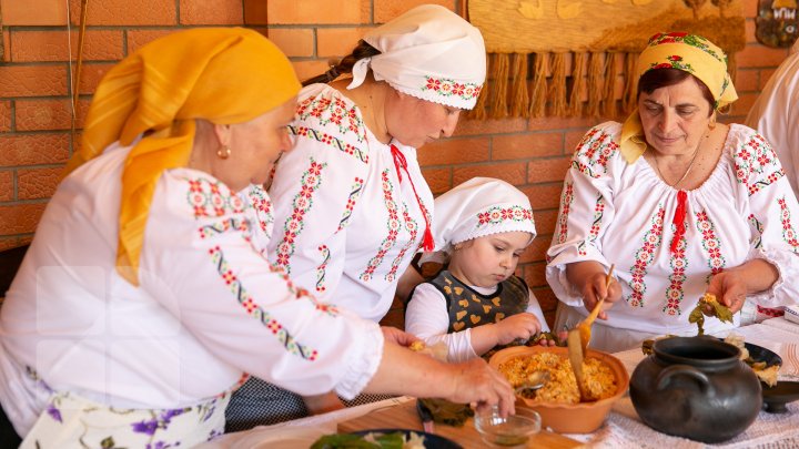 Şi-au propus să aline dorul moldovenilor plecaţi peste hotare. La Ciuciuleni s-au pregătit sarmale în cadrul unui eveniment inedit (FOTO)