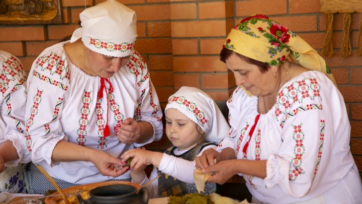 Şi-au propus să aline dorul moldovenilor plecaţi peste hotare. La Ciuciuleni s-au pregătit sarmale în cadrul unui eveniment inedit (FOTO)