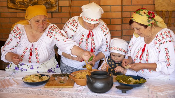 Şi-au propus să aline dorul moldovenilor plecaţi peste hotare. La Ciuciuleni s-au pregătit sarmale în cadrul unui eveniment inedit (FOTO)