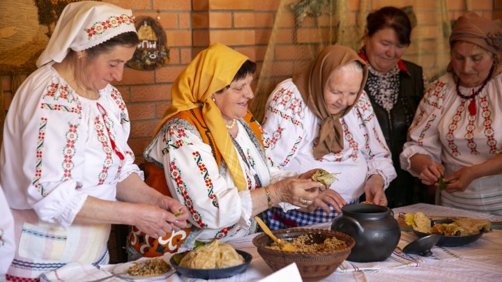 Şi-au propus să aline dorul moldovenilor plecaţi peste hotare. La Ciuciuleni s-au pregătit sarmale în cadrul unui eveniment inedit (FOTO)