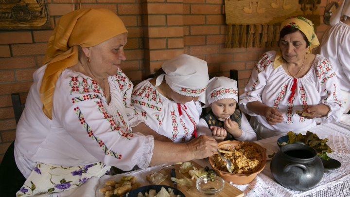 Şi-au propus să aline dorul moldovenilor plecaţi peste hotare. La Ciuciuleni s-au pregătit sarmale în cadrul unui eveniment inedit (FOTO)