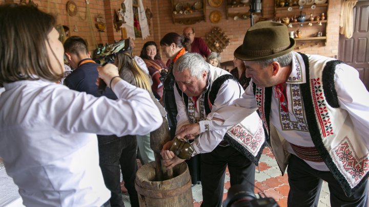 Şi-au propus să aline dorul moldovenilor plecaţi peste hotare. La Ciuciuleni s-au pregătit sarmale în cadrul unui eveniment inedit (FOTO)