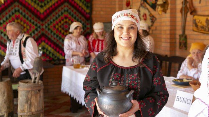 Şi-au propus să aline dorul moldovenilor plecaţi peste hotare. La Ciuciuleni s-au pregătit sarmale în cadrul unui eveniment inedit (FOTO)