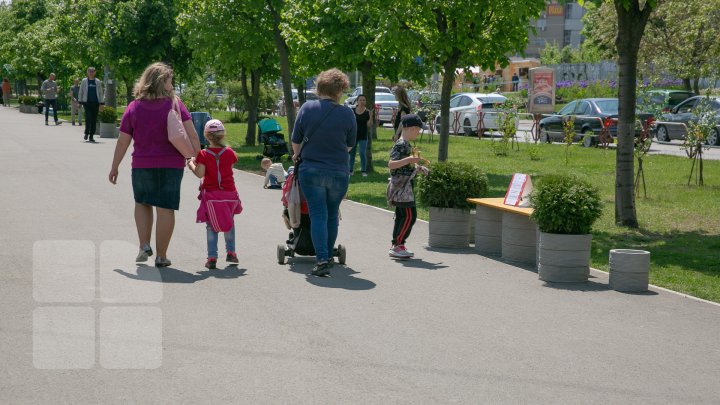 INEDIT! Pe bulevardul Mircea cel Bătrân din Capitală au fost instalate BĂNCI 3D (FOTOREPORT)