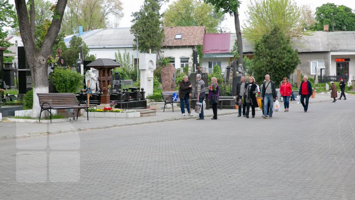 Paştele blajinilor este praznicul contrastelor. În Chişinău, 45% din  morminte sunt părăsite (FOTO)