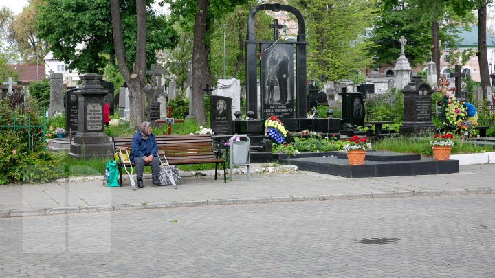 Paştele blajinilor este praznicul contrastelor. În Chişinău, 45% din  morminte sunt părăsite (FOTO)