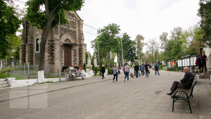 Paştele blajinilor este praznicul contrastelor. În Chişinău, 45% din  morminte sunt părăsite (FOTO)