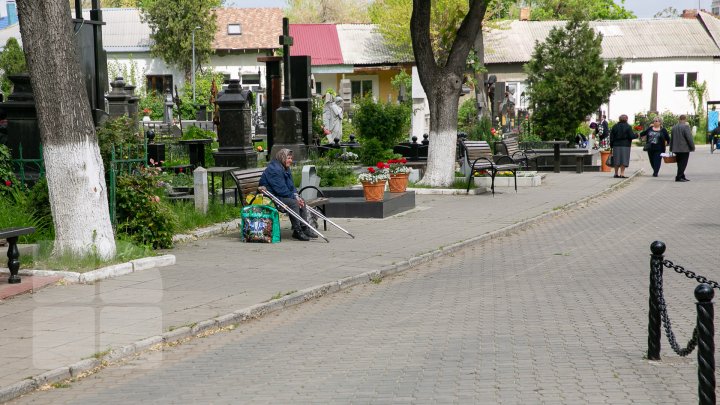 Paştele blajinilor este praznicul contrastelor. În Chişinău, 45% din  morminte sunt părăsite (FOTO)