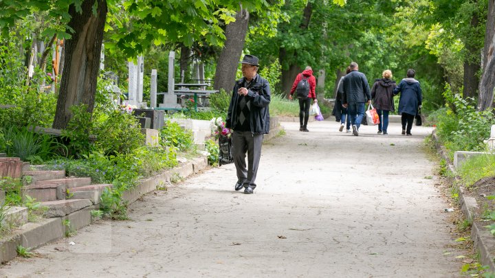 Paştele blajinilor este praznicul contrastelor. În Chişinău, 45% din  morminte sunt părăsite (FOTO)