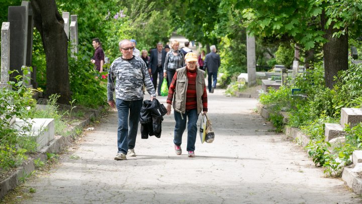 Paştele blajinilor este praznicul contrastelor. În Chişinău, 45% din  morminte sunt părăsite (FOTO)