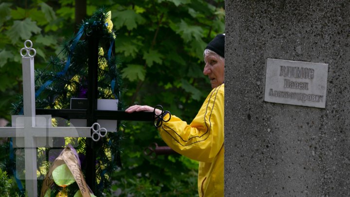 Paştele blajinilor este praznicul contrastelor. În Chişinău, 45% din  morminte sunt părăsite (FOTO)