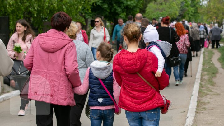 Paştele blajinilor este praznicul contrastelor. În Chişinău, 45% din  morminte sunt părăsite (FOTO)