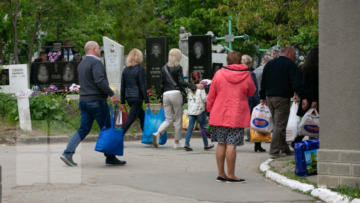 Paştele blajinilor este praznicul contrastelor. În Chişinău, 45% din  morminte sunt părăsite (FOTO)