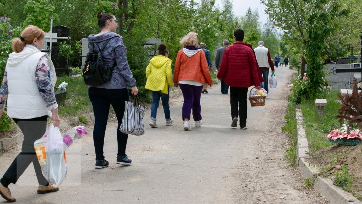 Paştele blajinilor este praznicul contrastelor. În Chişinău, 45% din  morminte sunt părăsite (FOTO)