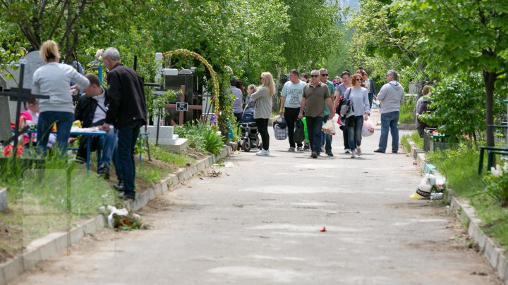 Paştele blajinilor este praznicul contrastelor. În Chişinău, 45% din  morminte sunt părăsite (FOTO)