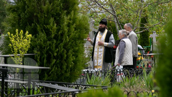 Paştele blajinilor este praznicul contrastelor. În Chişinău, 45% din  morminte sunt părăsite (FOTO)