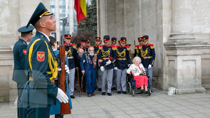 Sărbătoare fastuoasă în scuarul Catedralei din Chişinău. Liderii PDM au adus un omagiu veteranilor de război (FOTOREPORT)