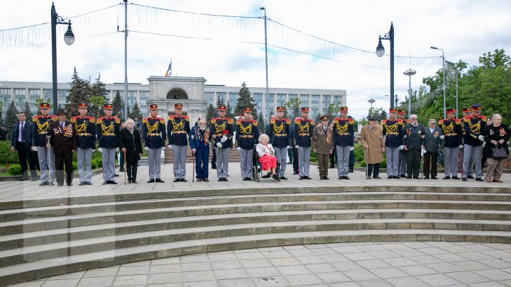 Sărbătoare fastuoasă în scuarul Catedralei din Chişinău. Liderii PDM au adus un omagiu veteranilor de război (FOTOREPORT)