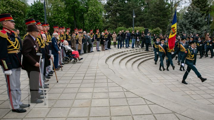 Sărbătoare fastuoasă în scuarul Catedralei din Chişinău. Liderii PDM au adus un omagiu veteranilor de război (FOTOREPORT)