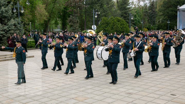 Sărbătoare fastuoasă în scuarul Catedralei din Chişinău. Liderii PDM au adus un omagiu veteranilor de război (FOTOREPORT)