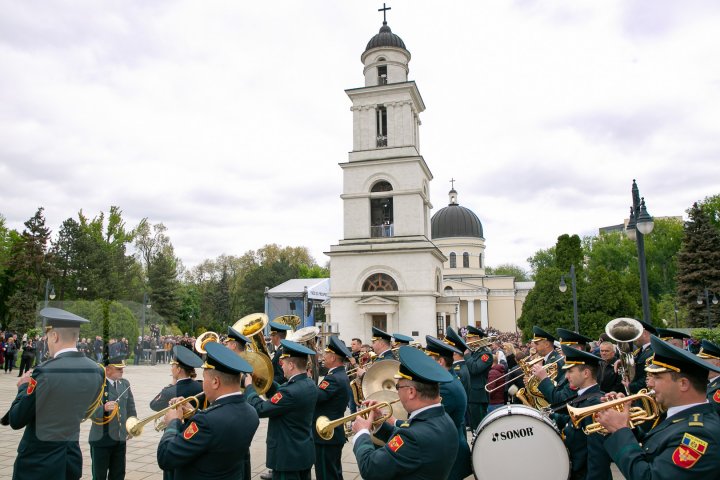 Sărbătoare fastuoasă în scuarul Catedralei din Chişinău. Liderii PDM au adus un omagiu veteranilor de război (FOTOREPORT)