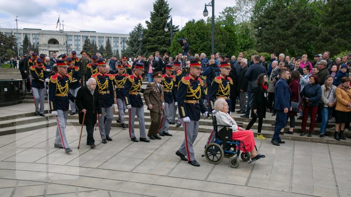 Sărbătoare fastuoasă în scuarul Catedralei din Chişinău. Liderii PDM au adus un omagiu veteranilor de război (FOTOREPORT)