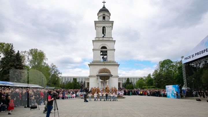 Sărbătoare fastuoasă în scuarul Catedralei din Chişinău. Liderii PDM au adus un omagiu veteranilor de război (FOTOREPORT)