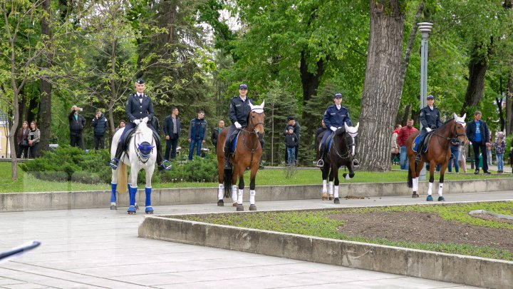 PARADĂ INEDITĂ în centrul Capitalei de 9 Mai. CAII au defilat pe ritmurile muzicii lui Eugen Doga (FOTOREPORT / VIDEO)