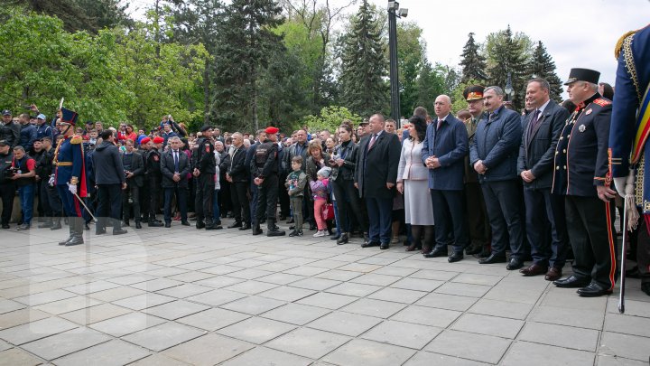 Sărbătoare fastuoasă în scuarul Catedralei din Chişinău. Liderii PDM au adus un omagiu veteranilor de război (FOTOREPORT)