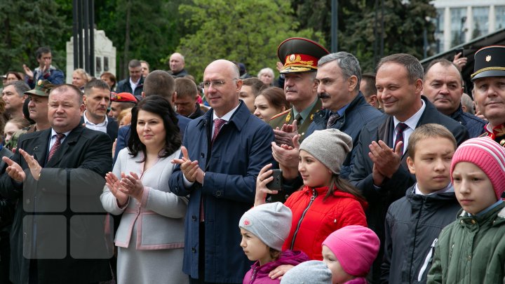 Sărbătoare fastuoasă în scuarul Catedralei din Chişinău. Liderii PDM au adus un omagiu veteranilor de război (FOTOREPORT)