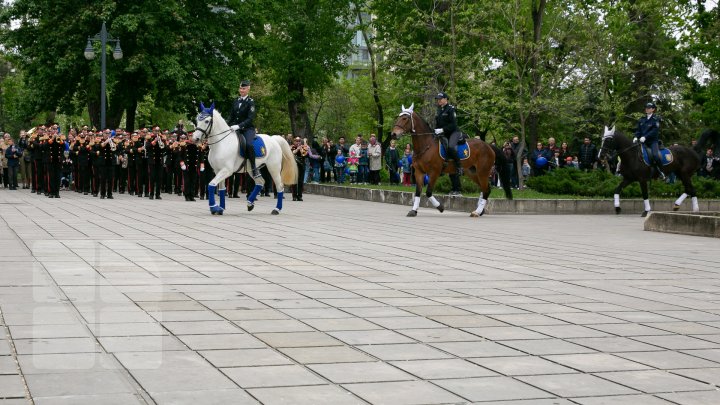 PARADĂ INEDITĂ în centrul Capitalei de 9 Mai. CAII au defilat pe ritmurile muzicii lui Eugen Doga (FOTOREPORT / VIDEO)
